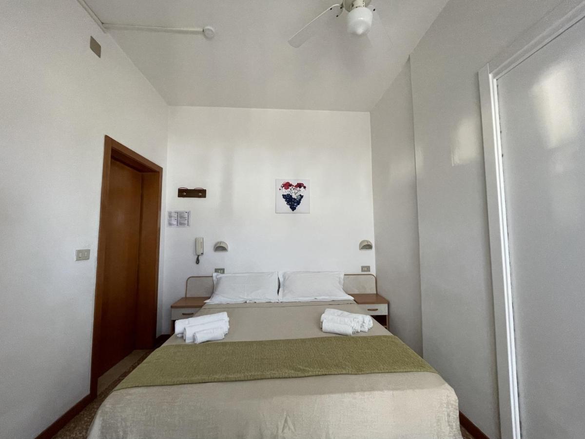 Hotel Alex Ріміні Екстер'єр фото