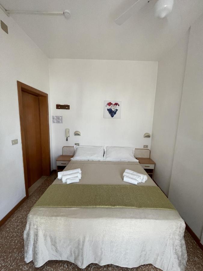 Hotel Alex Ріміні Екстер'єр фото